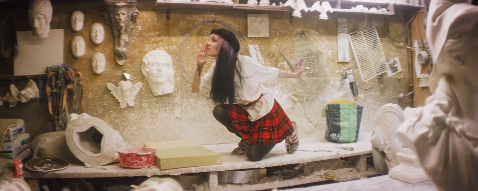 Grimes présente un clip coloré pour California