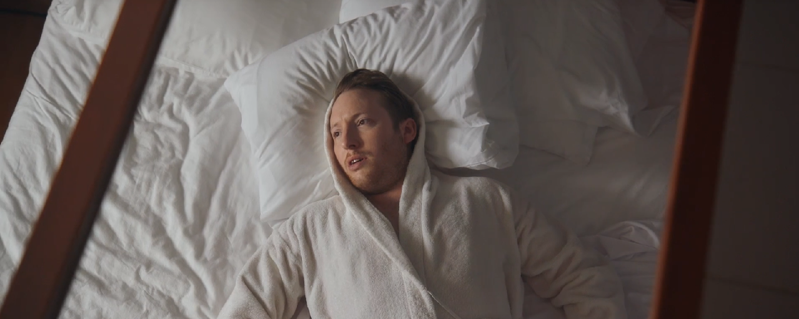 Loud Lary Ajust à huis-clos dans une chambre d'hôtel