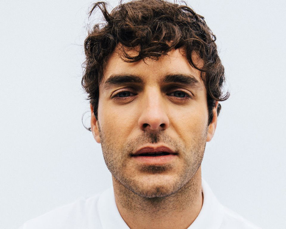 Alex Nevsky lance Polaroid, un hymne à l'amour et à la liberté