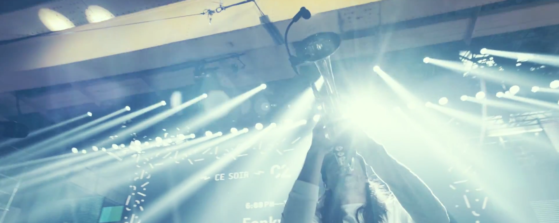 C'est la fête dans le nouveau clip de Valaire pour Apata Palace