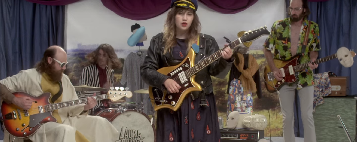 Rites insolites et déroute psychédélique dans le nouveau clip de Laura Sauvage