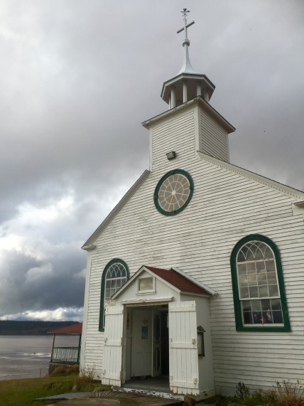 La chapelle Sainte-Anne de Beaumont. Elle fut construite à la demande des habitants de la communauté micmaque qui s’y était installée depuis 1839. La chapelle allait aussi servir de lieu de culte pour les Acadiens de la région.