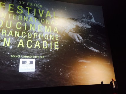 Le cinéaste Hervé Demers s'adressant à la foule avant le projection de son film, Le nom que tu portes.