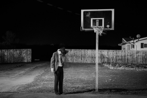 Basketball nocturne sur le stationnement d’un hôtel de bord d’autoroute. Quelque part.