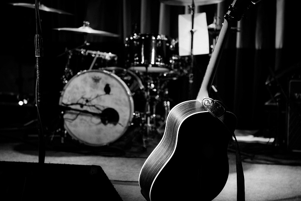 Le groupe de musique The Black Keys s’est directement inspiré d’Alfred McMoore pour leur nom de groupe. En effet, ce dernier surnommait les gens qu’il n’aimait pas « D Flats and black keys », ce qui se traduit, en français, par « ré bémol et les touches noires ». En musique, la tonalité de ré bémol majeur contient les bémols suivants : si, mi, la, ré et sol, qui correspondent à toutes les touches noires d’un piano.