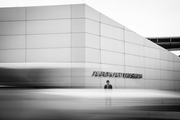 Emmanuel Schwartz devant le Akron Art Museum, musée qui détiendrait des œuvres d’Alfred McMoore sans pouvoir les exposer, en raison de leur taille monumentale