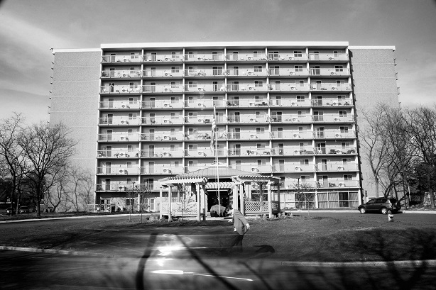 Emmanuel Schwartz devant l’immeuble dans lequel Alfred McMoore habitait.