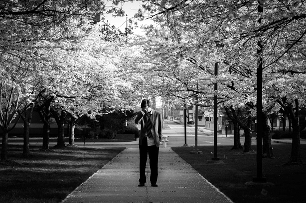 Emmanuel Schwartz sous les cerisiers diurnes en fleur, face à l’usine Firestone.
