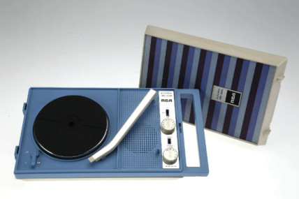 Tourne-disque portatif, RCA Limited , vers 1970, prêt du Musée des ondes Émile Berliner, 2001.0029.