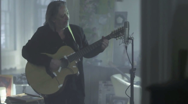 Serge Fiori présente un clip pour sa pièce Le monde est virtuel