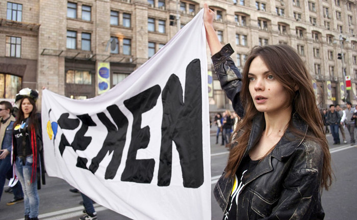 Discuter du docu Je suis FEMEN avec des filles qui sont FEMEN