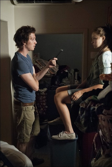 Le réalisateur Adam Kosh et la comédienne Willia Ferland-Tanguay lors du tournage de Douce Amère