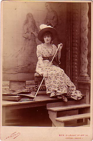 Sarah Bernhardt dans le costume de Floria Tosca en 1887 (Cr&eacute;dit: F&eacute;lix Nadar)