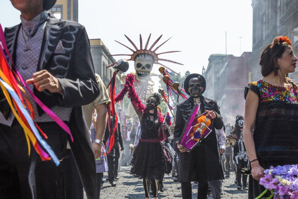 La scène d'ouverture en pleine Parade des morts © 2015 Metro-Goldwyn-Mayer Studios Inc., Danjaq, LLC et Columbia Pictures Industries