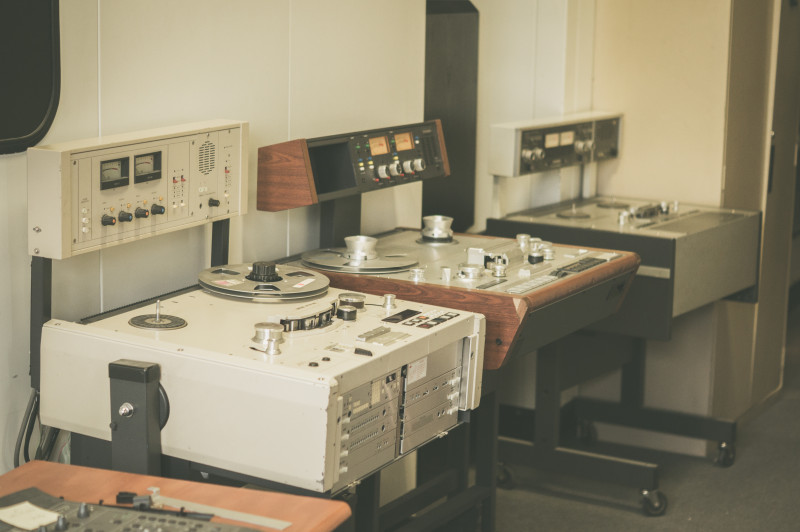 Les massives machines à ruban du studio.