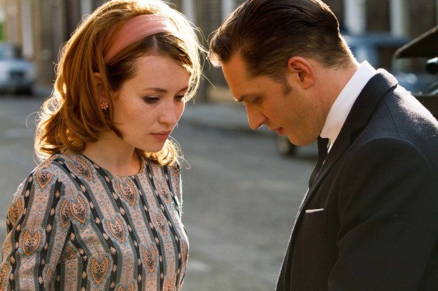 Emily Browning et Tom Hardy dans Legend / Crédit: Remstar