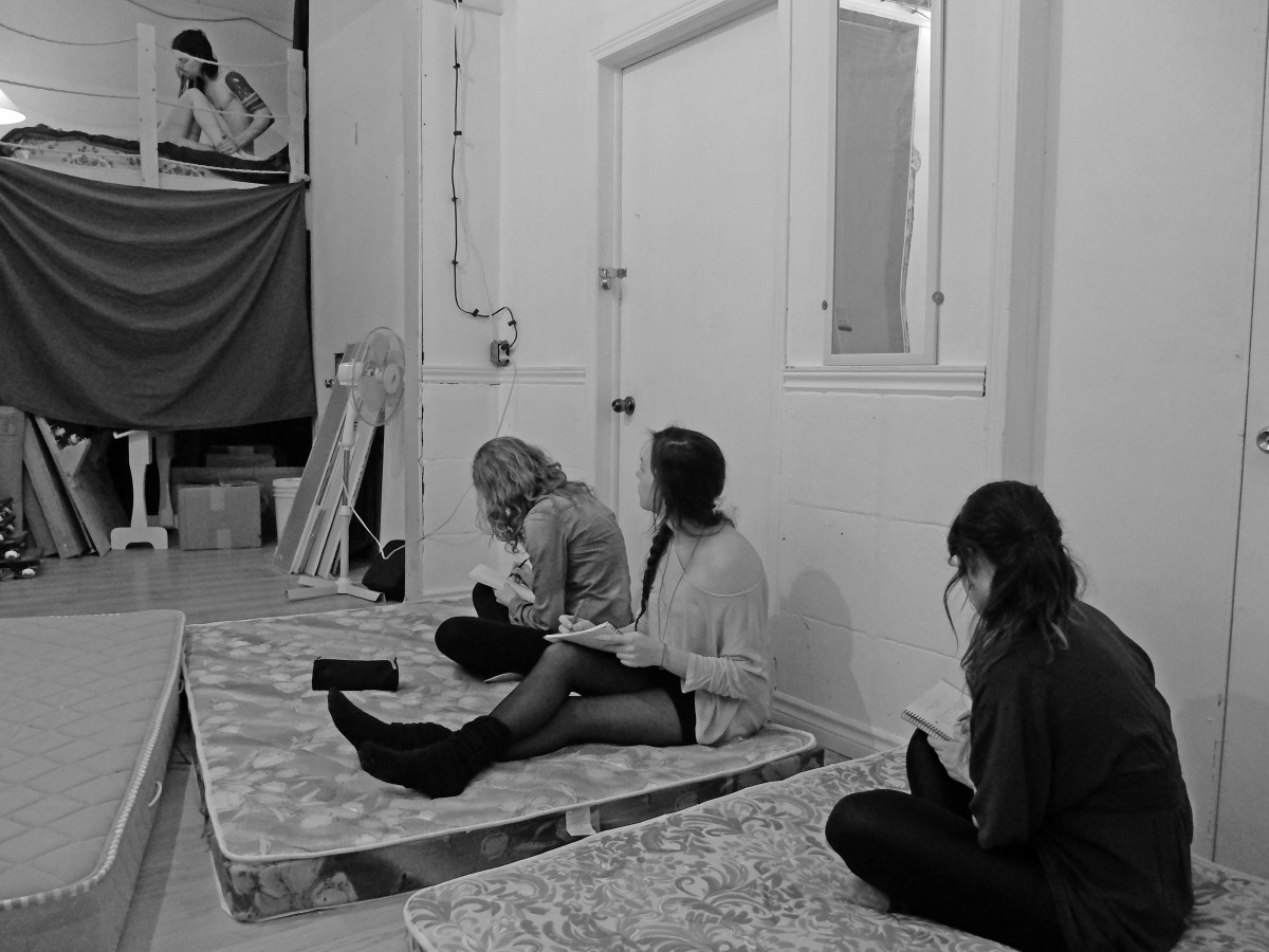 Le collectif Triptukhos dans le cadre du spectacle interactif Chambres et passion (Crédit: Luc-Antoine Couturier)