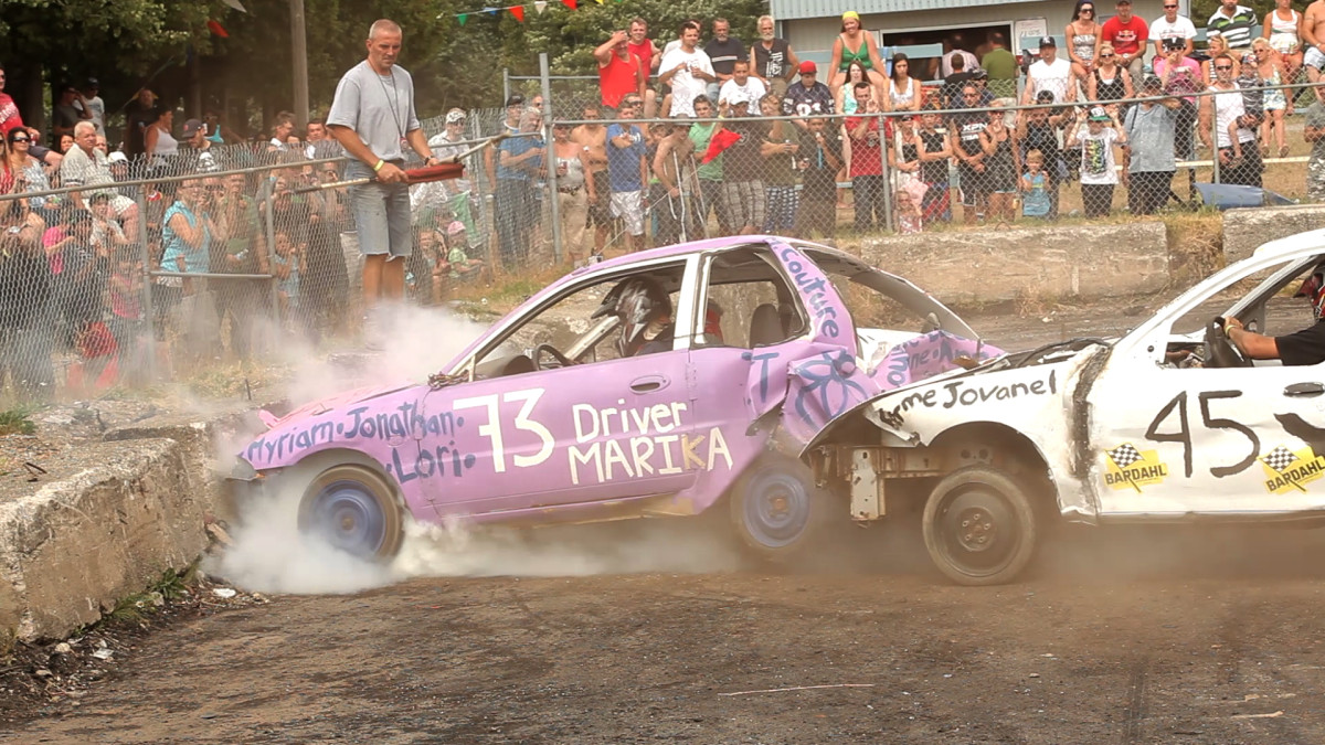 La voiture de Marika emboutie par un compétiteur au Festival de la galette de St-Lazare / Eye Steel Films