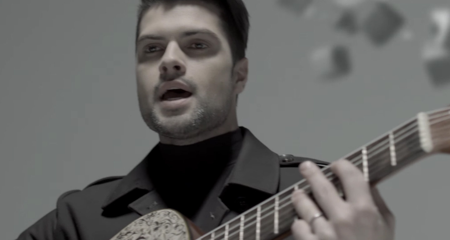 Un vidéoclip grisâtre et géométrique pour Girard