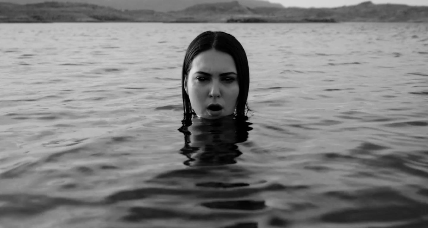 KROY en eaux troubles dans le clip de River