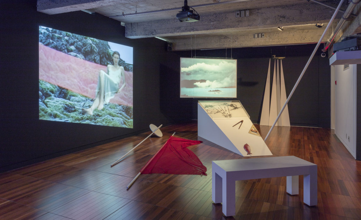 Vue d’exposition, Joan Jonas: From Away, 2016, DHC/ART. Joan Jonas, Volcano Saga, 1985/1994. Avec l’aimable permission de l’artiste et Wilkinson Gallery, Londres. © DHC/ART Fondation pour l’art contemporain, Photo: Richard-Max Tremblay.