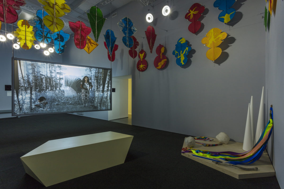 Vue d’exposition, Joan Jonas: From Away, 2016, DHC/ART. Joan Jonas, They Come to Us without a Word (Wind), 2015. Installation multimédia (adaptation in-situ). Commande originale pour le Pavillon des États-Unis dans le cadre de la 56e Biennale de Venise par le MIT List Visual Arts Center, Cambridge, Massachusetts. Avec l’aimable permission de la collection Kramlich à San Francisco. © DHC/ART Fondation pour l’art contemporain, Photo: Richard-Max Tremblay.