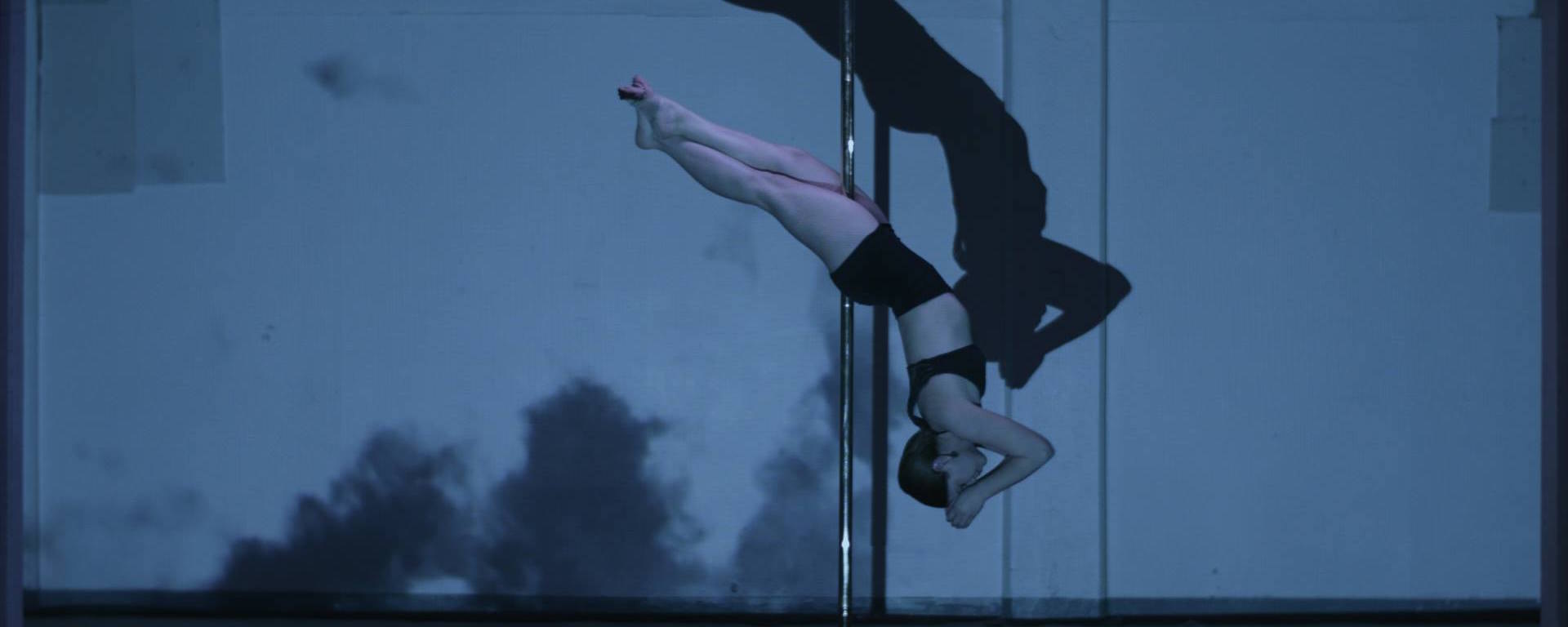 Pole dancing aérobique dans le premier clip de Rose Bouche