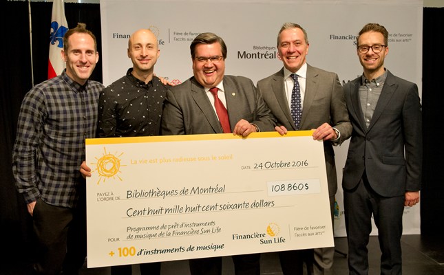 Le maire de Montréal, Denis Coderre, et Robert Dumas de la Financière Sun Life se sont joints à Jeff Stinco, Sébastien Lefebvre et Chuck Comeau de Simple Plan pour le lancement du Programme de prêt d'instruments de musique en bibliothèques Financière Sun Life à Montréal. (Groupe CNW/Financière Sun Life Canada)