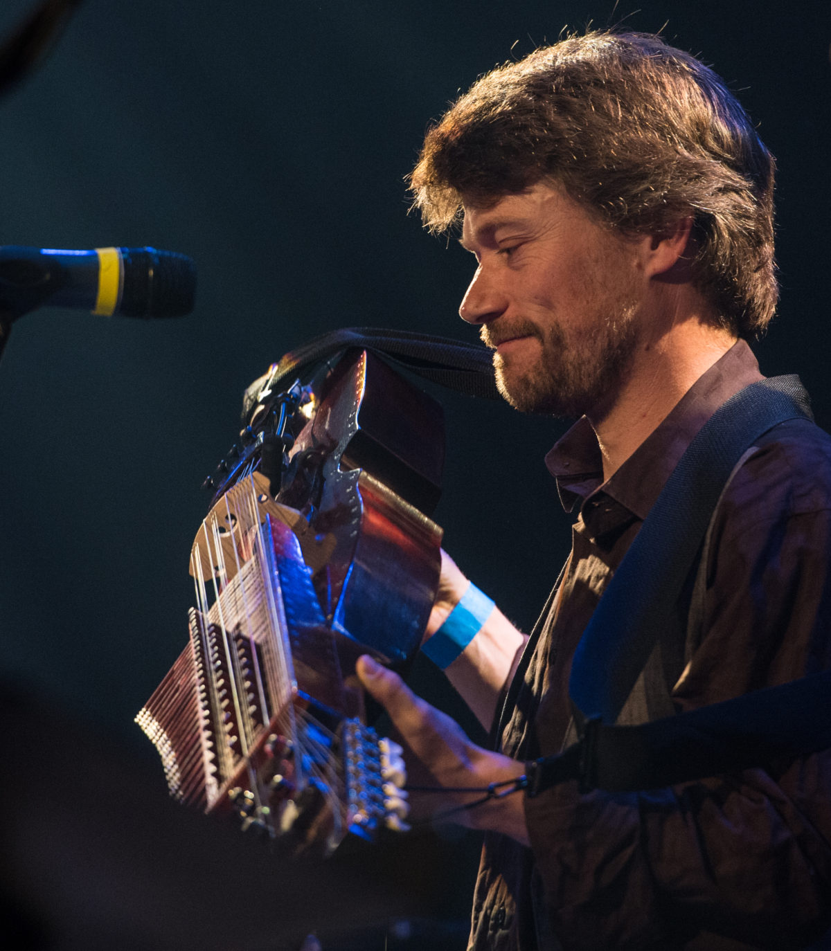 Alex Kehler et sa nyckelharpa (Crédit: André Chevrier)