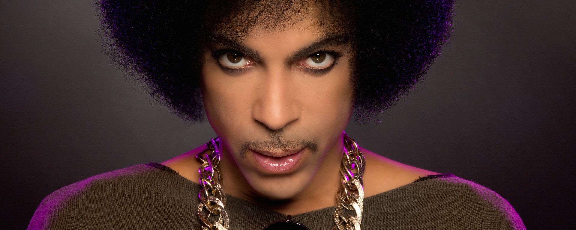 Hommage à Prince à la Place des Arts avec l'exposition Sa Majesté Pourpre