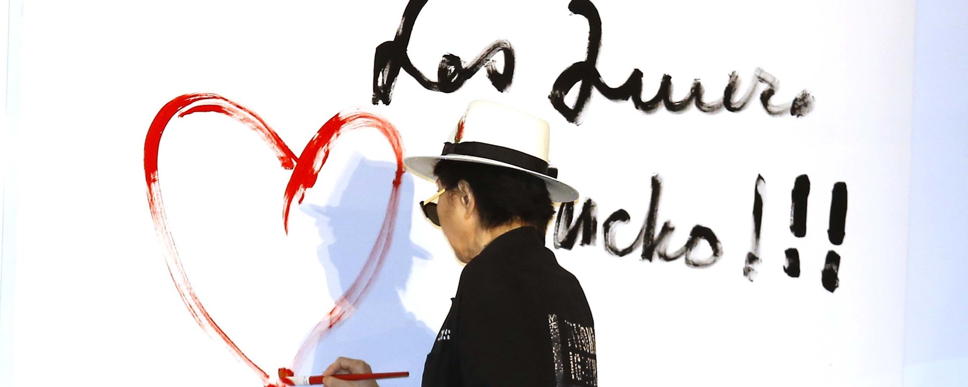 Yoko Ono tend sa main aux Montréalaises