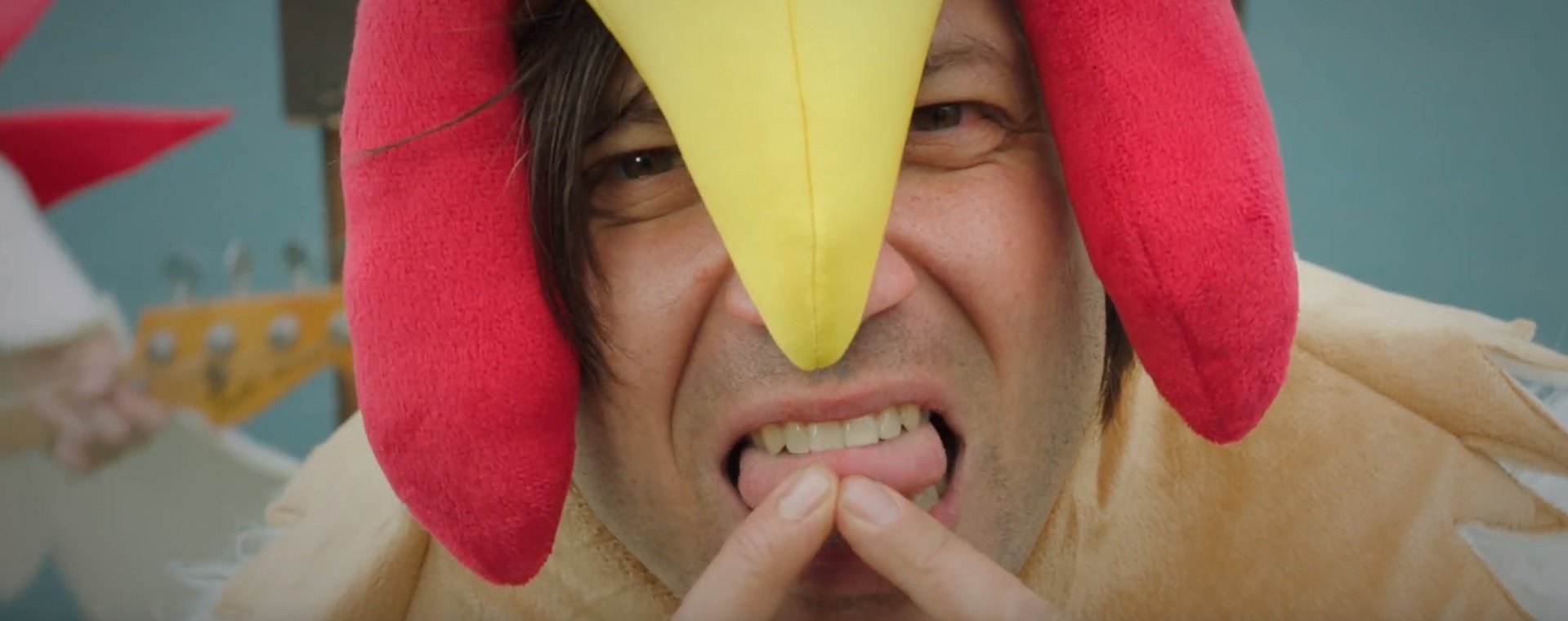 Mononc' Serge s'attaque au Colonel Sanders dans son nouveau clip