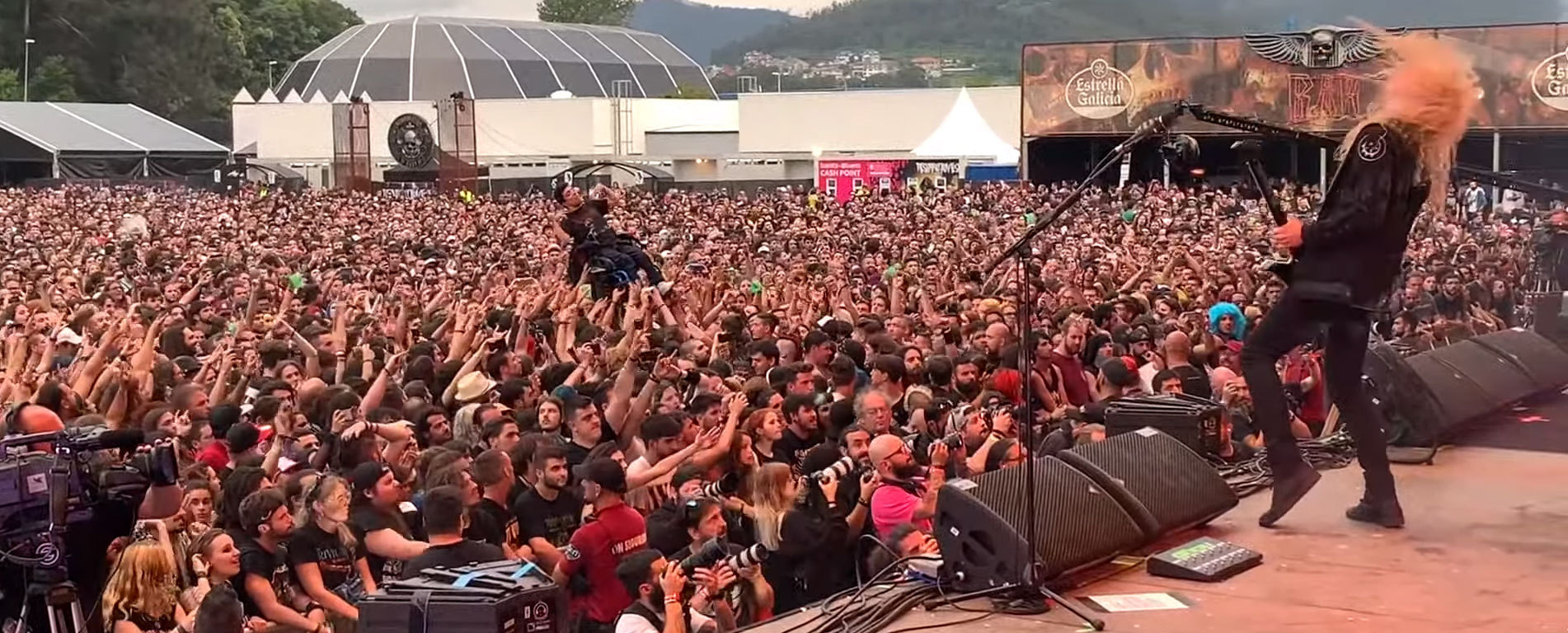 Un fan de Arch Enemy fait du crowd surfing dans sa chaise roulante