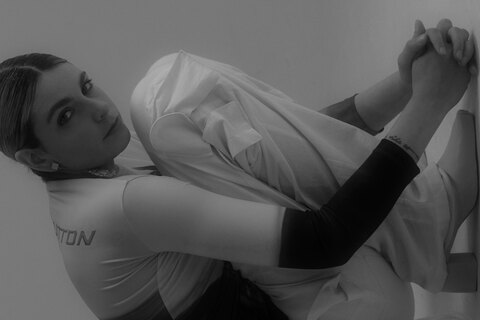 Avec Selfless, on adopte la pop sensuelle de Laroie